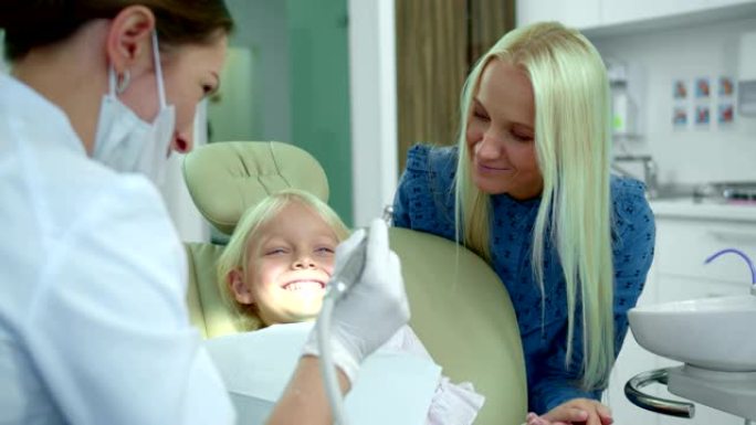 牙医展示医疗演习，一个女孩笑了