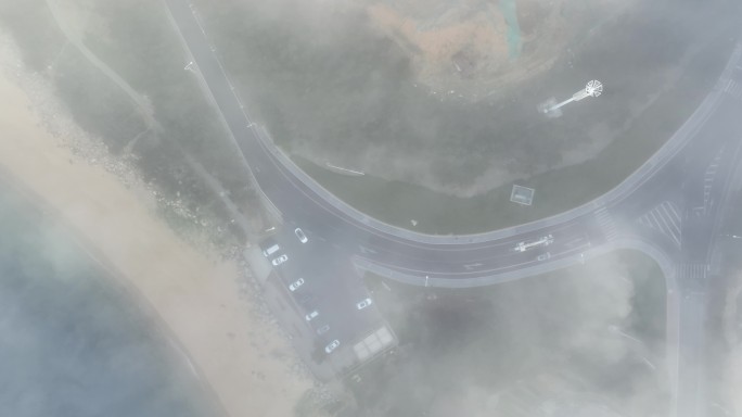 航拍俯瞰平流雾下的威海北环海路小石岛平台