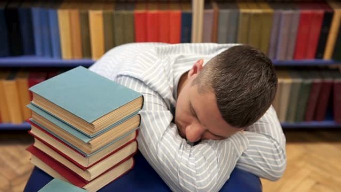 睡在图书馆的年轻人