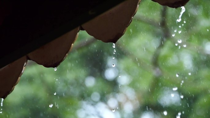 公园仿古建筑房檐雨滴慢镜头