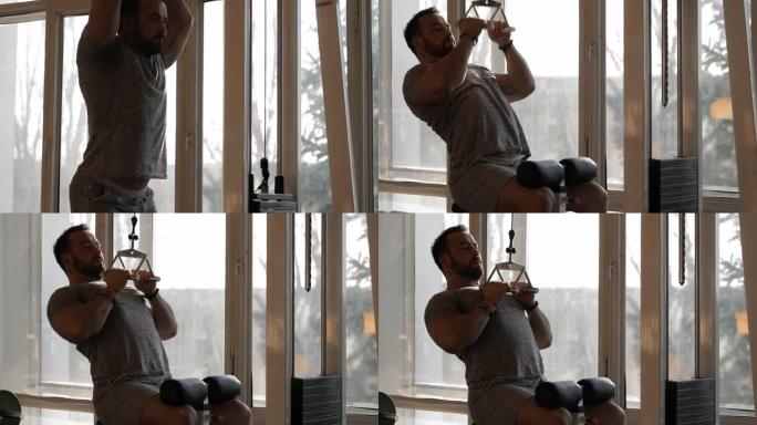 男子在健身房锻炼，使背阔肌肌肉更强壮