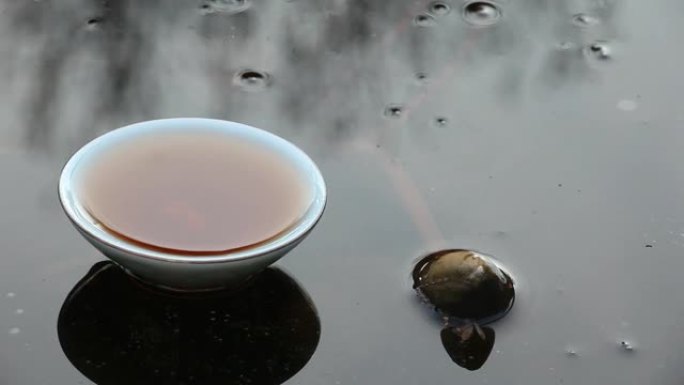 热茶杯冰冻湖背景