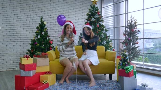 两名年轻的亚洲女性在庆祝圣诞节。