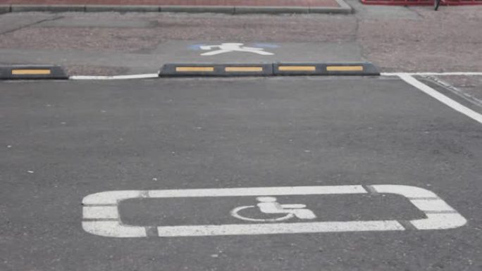 在人行道上分别签名残疾人和男子。运输符号