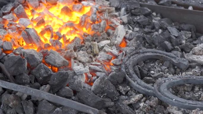 一对马蹄铁在锻造火盆中冷却。