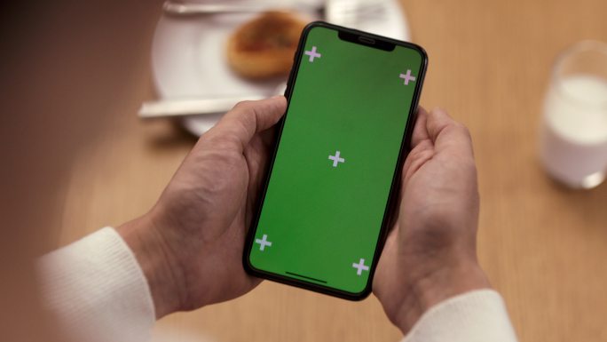 餐桌前手触绿色抠像手机屏幕