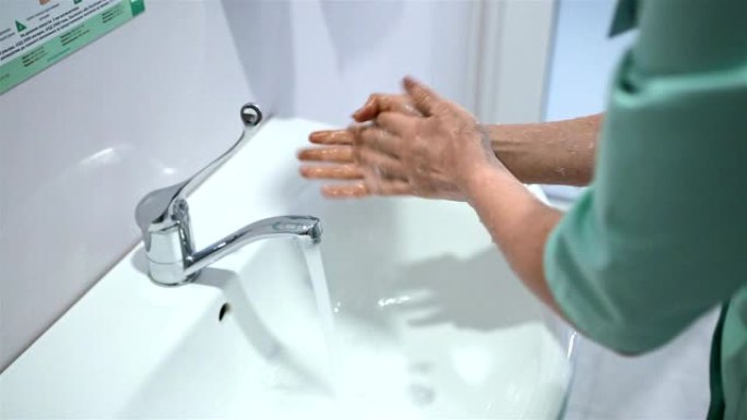 外科医生在手术前洗手。