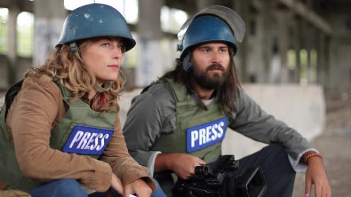 两个记者坐在战区