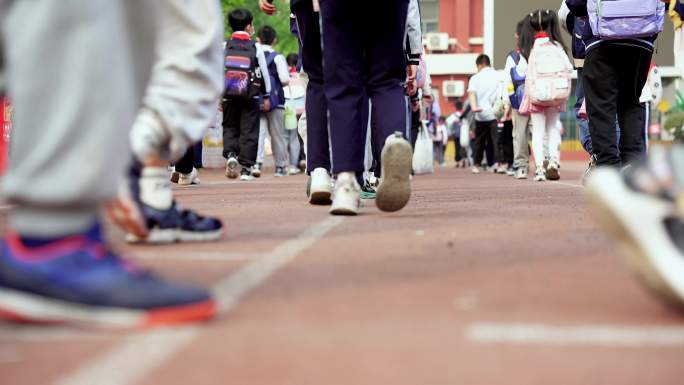 小学生早上上学、课间活动