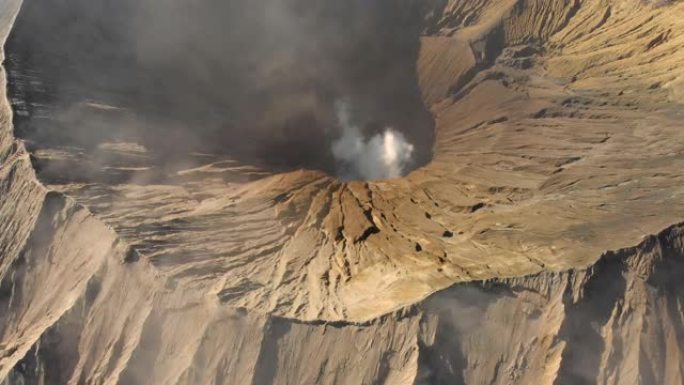 鸟瞰图爪哇岛腾格里破火山口内著名的活跃布罗莫火山或古农布罗莫火山的火山口