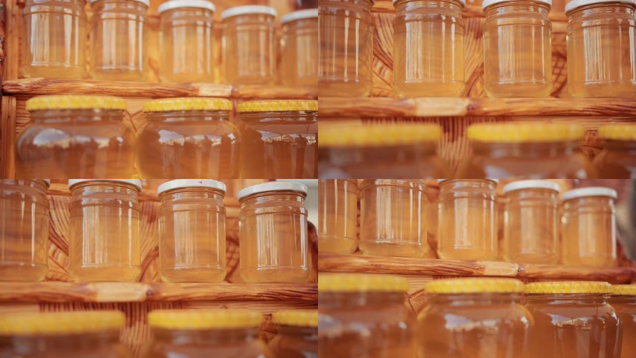 在木制架子上有许多蜂蜜罐子，用白色和黄色的盖子封闭
