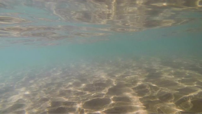 蓝色海水沙底阳光折射，水下循环就绪背景