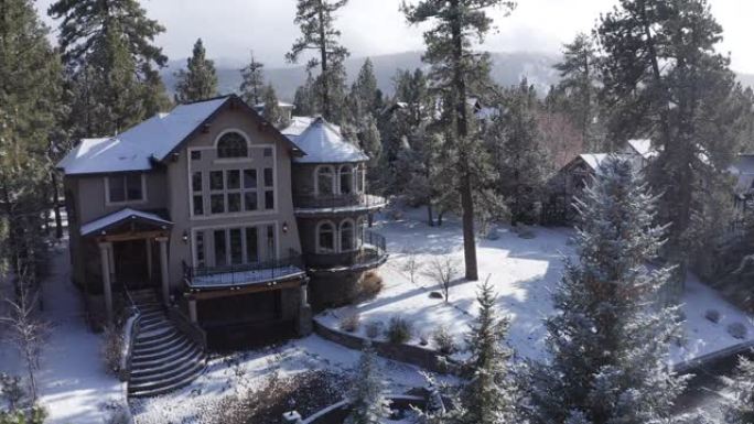 冬天白雪覆盖的圣诞房子。穿过白雪皑皑的树林。