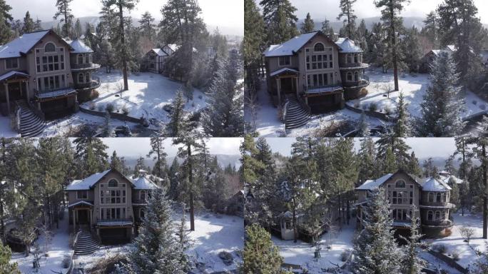 冬天白雪覆盖的圣诞房子。穿过白雪皑皑的树林。