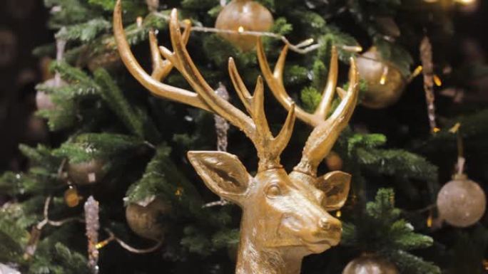 金像圣诞树装饰中的大鹿。室内诺埃尔设计