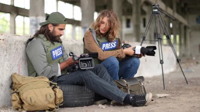 两个年轻的记者在战区休息