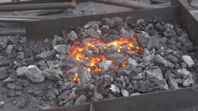 余烬在铁炉中发光。锻造用铁件的退火和热处理。