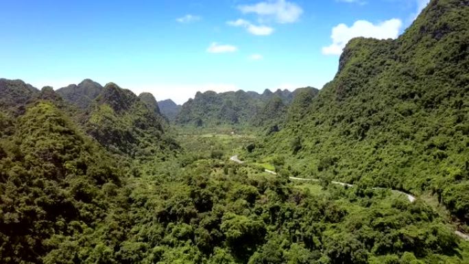 相机在山脚下的山谷和道路上方升起