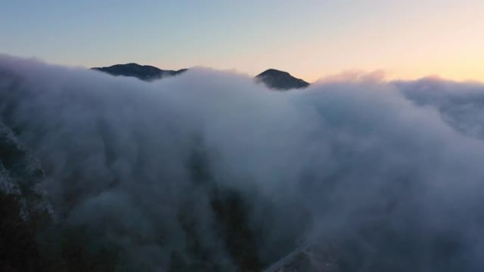 夕阳山迷人景观的鸟瞰图