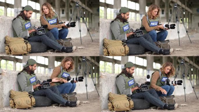 两个年轻的记者坐在战区