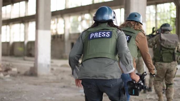 记者们躲在战区