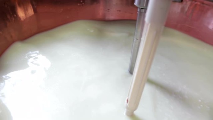 奶制品农场主用手混合山羊奶