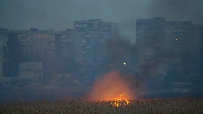 春天，第聂伯河岸上的现代公寓楼和甘蔗沼泽河对岸的大火令人印象深刻