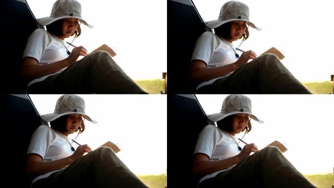 女人在观景山车里看书。