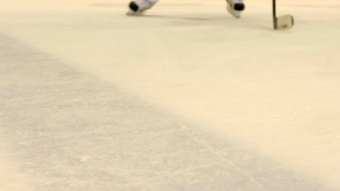 一名职业曲棍球运动员在冰上加速并在溜冰鞋上急刹车