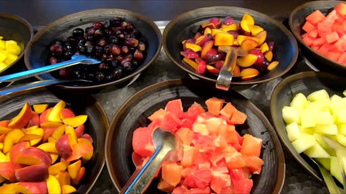 大碟切成薄片的新鲜水果。