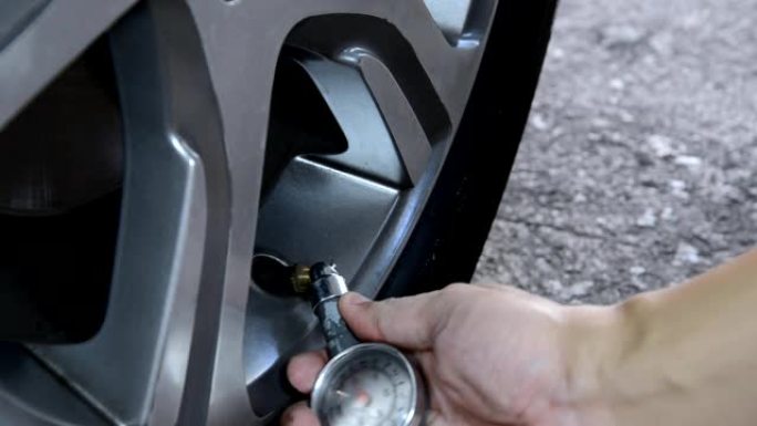 使用气压检查汽车轮胎压力