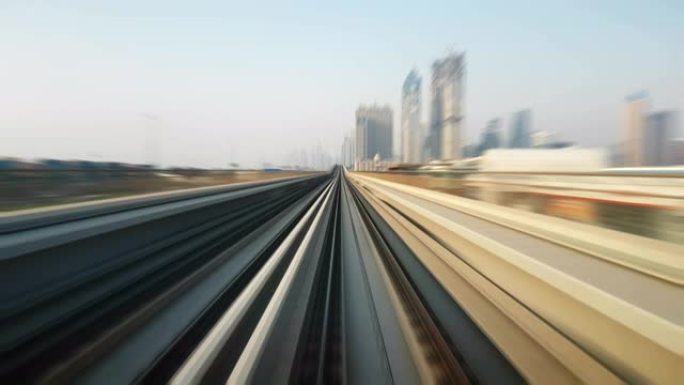 从行驶中的快速火车上可以看到迪拜地铁的延时视图。在夏天的晴天，铁轨和平台以极快的方式闪烁。延时