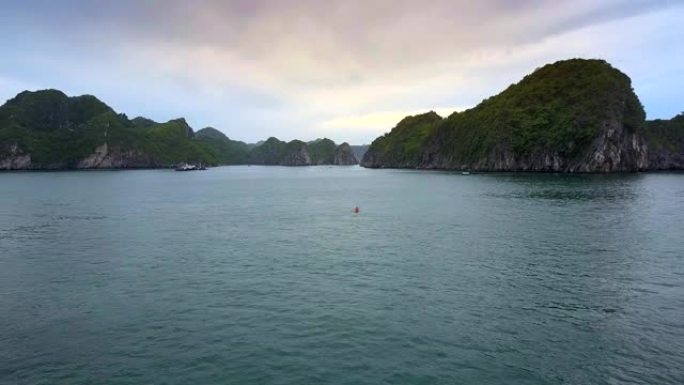 鸟瞰图洛基群岛蔚蓝水船和独木舟在海湾