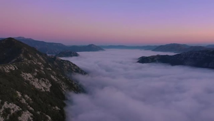 夕阳山迷人景观的鸟瞰图