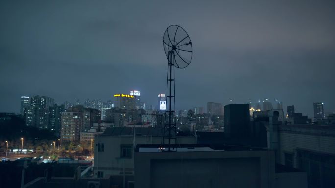 城市夜景建筑屋顶信号塔场景