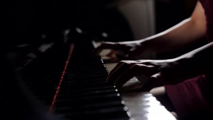在生锈的钢琴琴键上关闭女钢琴家的手指，arms独奏音乐。女音乐家演奏的手。