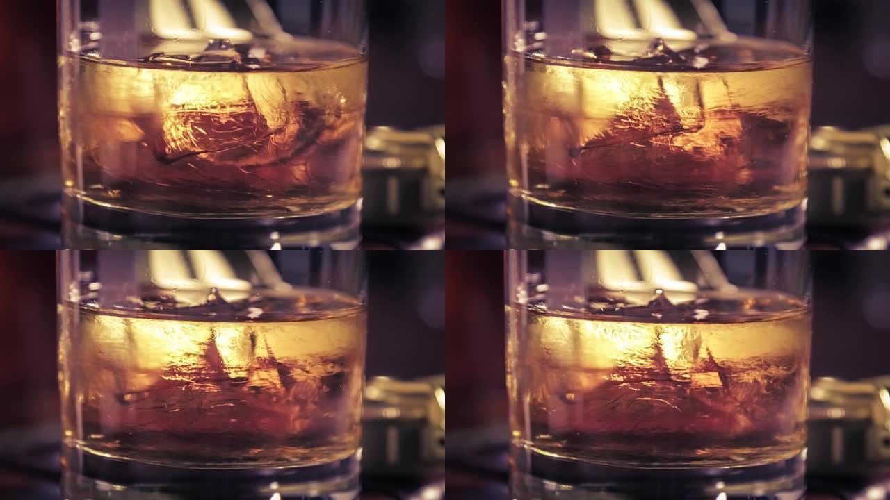 在旧日记的玻璃杯中旋转并融化冰和威士忌