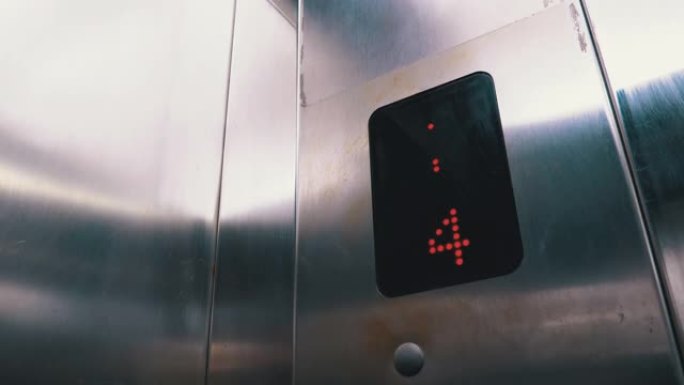 带箭头向下的电梯中的数字显示器显示从第7层到第1层的楼层