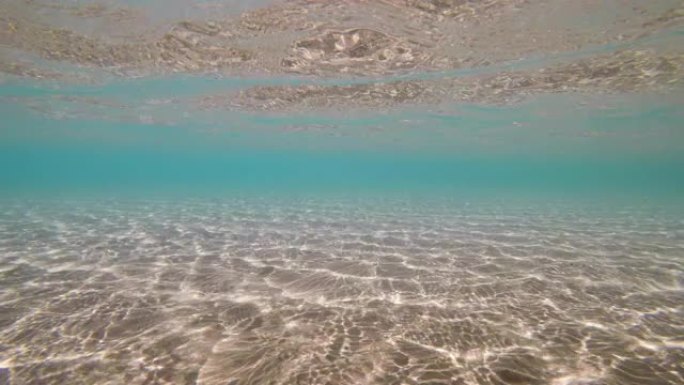 蓝色海水沙底阳光折射，水下循环就绪背景