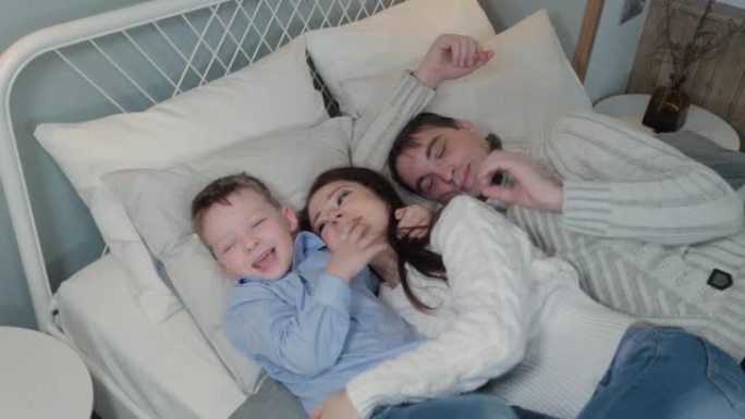 现代室内床上的幸福家庭