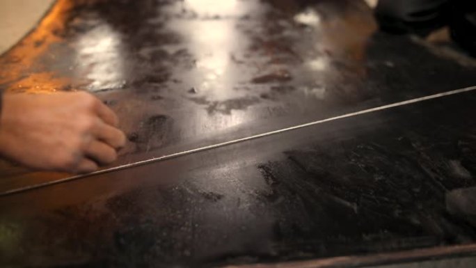 为采矿和煤炭运输准备橡胶输送带的体力劳动者