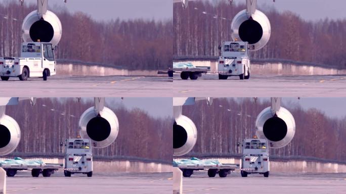 一辆服务车来从一架降落的飞机上取行李
