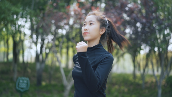 女孩公园晨跑 女孩跑步 跑步 慢跑 清晨