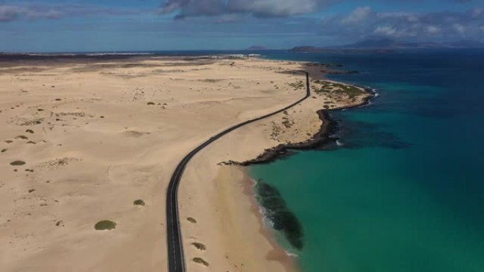 沿着海洋的沙丘之间的高速公路。鸟瞰图。加那利群岛。