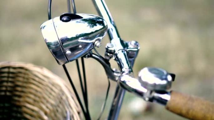 自行车。带手电筒和铃铛的自行车镀铬方向盘。