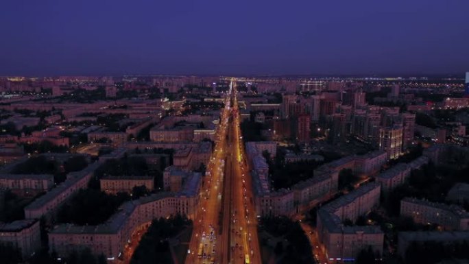 鸟瞰长高速公路迷人的城市景观，灯光燃烧