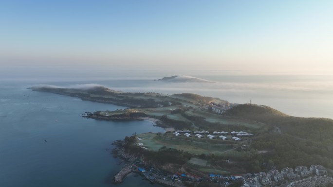 航拍威海远遥高尔夫球场与禇岛的清晨平流雾