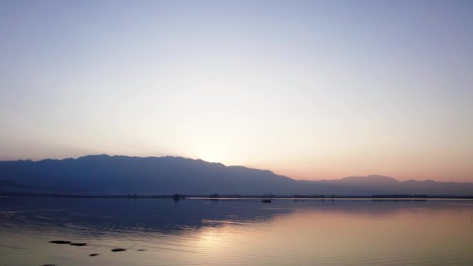 静止夕阳湖景