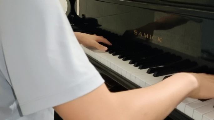 练习弹奏钢琴的小字生演奏表演弹钢琴钢琴师