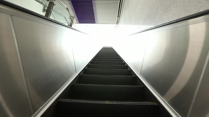 新建地铁站试运行的地铁扶梯